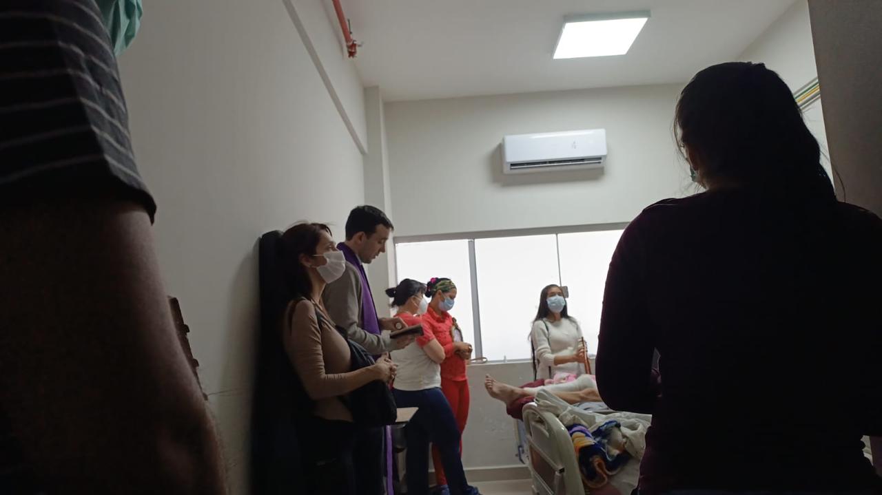 Misioneros reunidos en oración